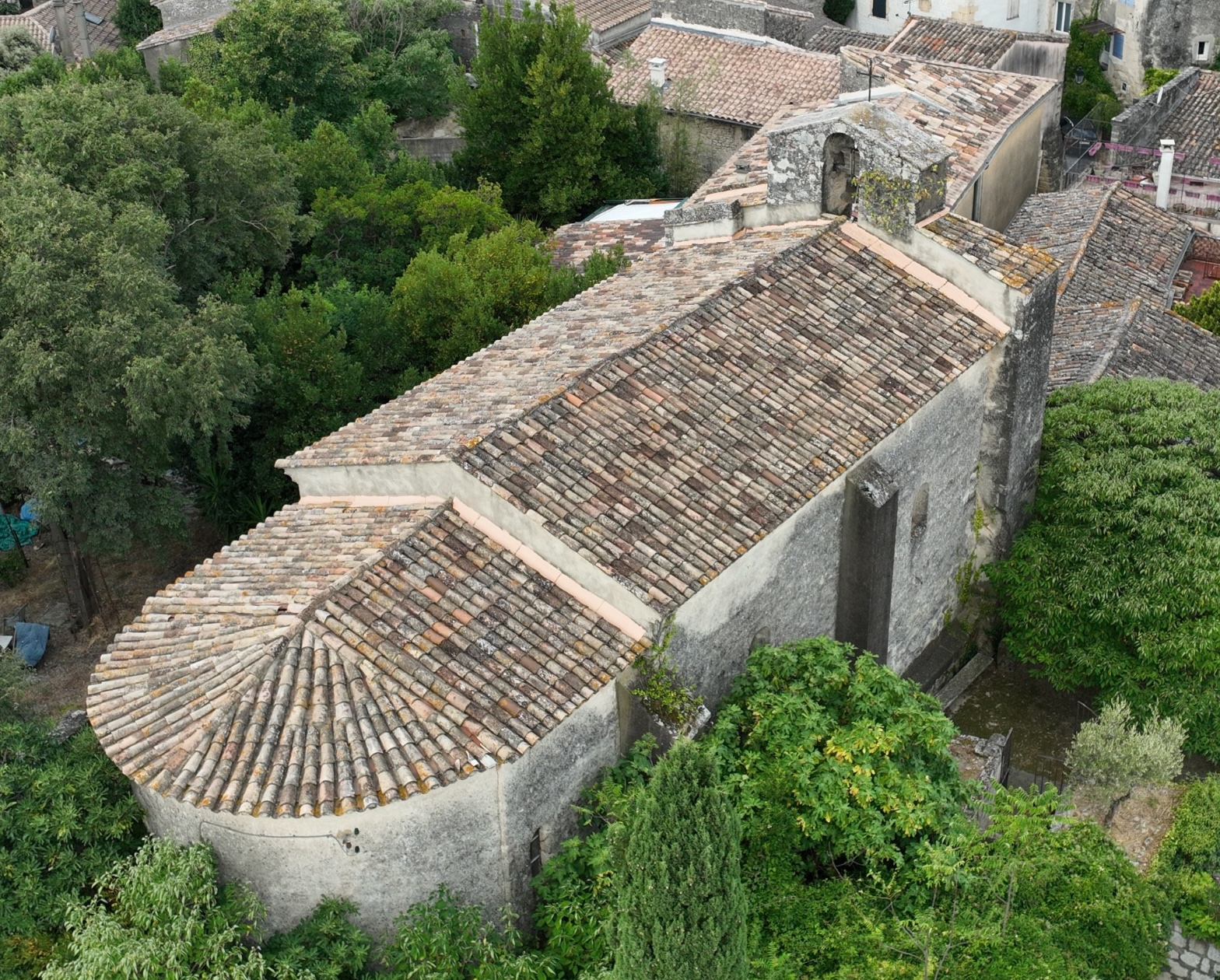 Vue aérienne par drone de l'Église Saint-Benoît de Junas